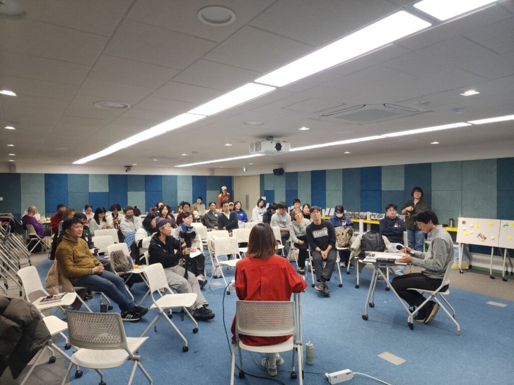 북파티 북토크 장면 의자 배치의 고심 끝에 나온 배치