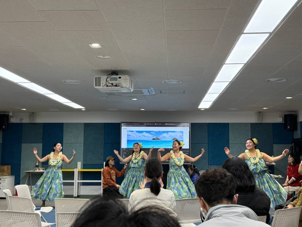 훌라당 멤버 4명이 훌라춤을 추고 있는 모습