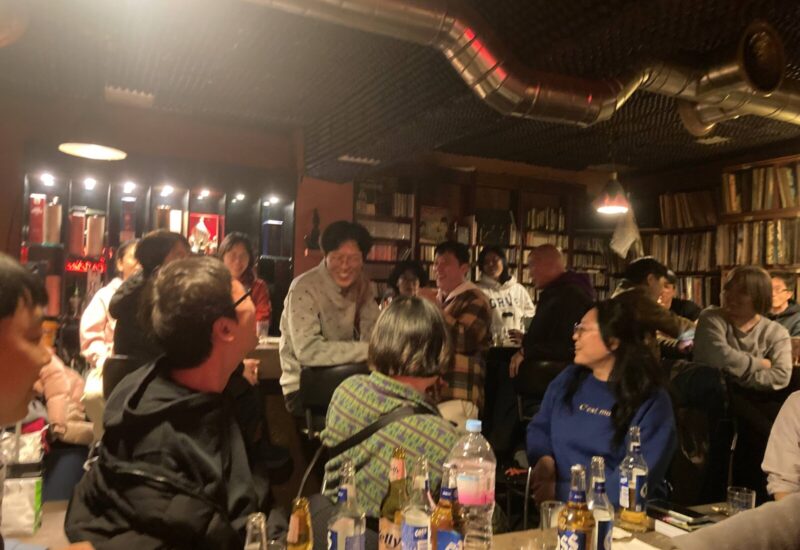 북파티 뒷풀이 사진 저자와 참여한 사람들이 맥주를 마시며 즐겁게 담소를 나누고 있는 모습