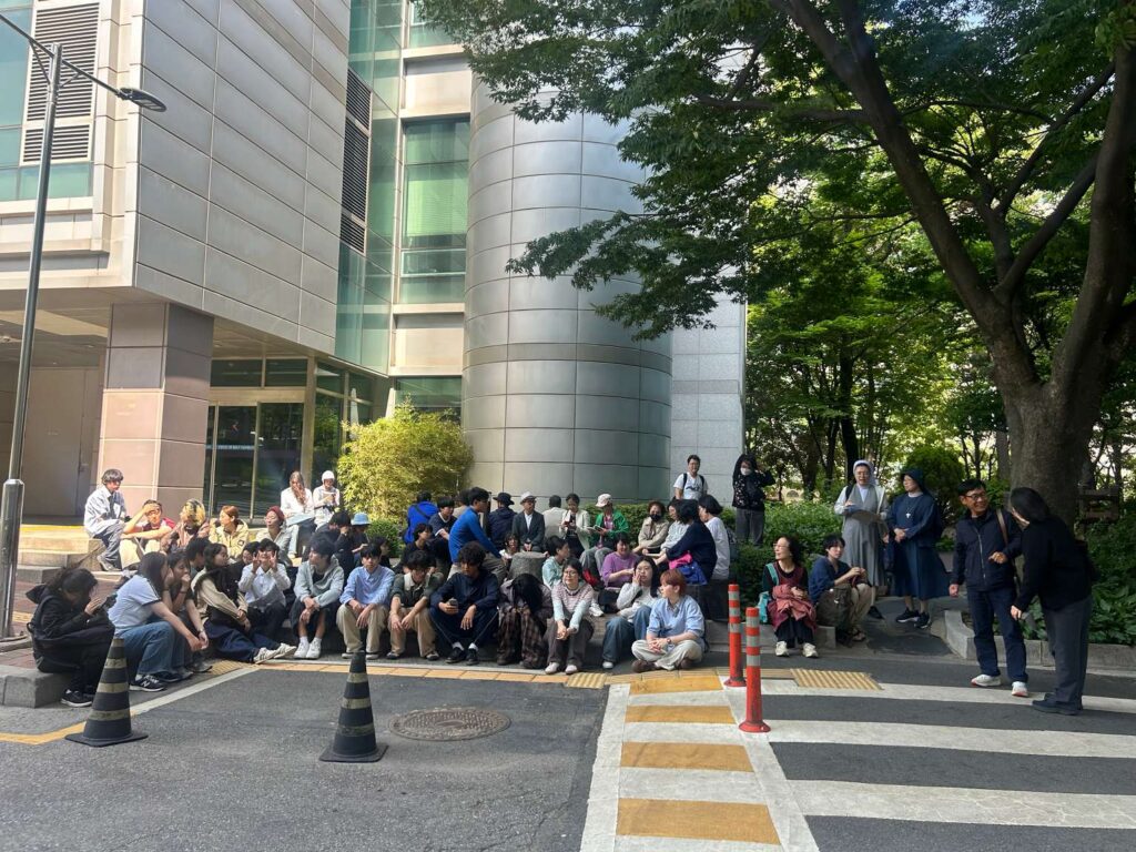 서울고등법원 앞 재판 방청으로 모인 사람들
